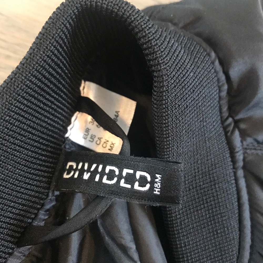 A black jacket - Picture 3 of 3